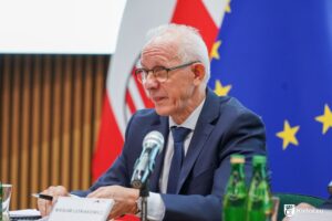 27.11.2025. Kielce. Świętokrzyski Urząd Wojewódzki. Spotkanie poświęcone realizacji Ustawy o ochronie ludności i obronie cywilnej. Na zdjęciu: Wiesław Leśniakiewicz, podsekretarz stanu w MSWiA / Fot. Urząd Miasta Kielce