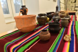 29.11.2025. Końskie. SOWA - KCK. Wystawa „Ziemia Króla 1025-1925-2025- 1000 lat korony polskiej, 100 lat od odkrycia cmentarzyska z XI wieku w Końskich” / Fot. Magdalena Galas-Klusek - Radio Kielce