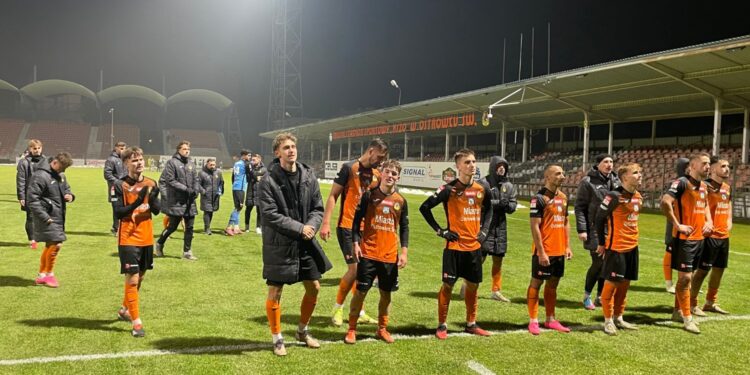 29.11.2025. Ostrowiec Św. Betclic 3. liga. KSZO 1929 Ostrowiec - Wisłoka Dębica / Fot. Kamil Król - Radio Kielce