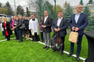 12.11.2025. Sandomierz. Otwarcie boiska wielofunkcyjnego przy Zespole Szkół Technicznych i Ogólnokształcących / Fot. Grażyna Szlęzak-Wójcik - Radio Kielce