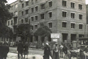 Historia kieleckich ulic. Paderewskiego - Radio Kielce Kielce. Ulica Paderewskiego. Lata 1950-1959. Budowa budynku przy ulicy Paderewskiego 37-39a, na rogu z ulicą Sienkiewicza / źródło: facebook.com/kieleckieinwestycje