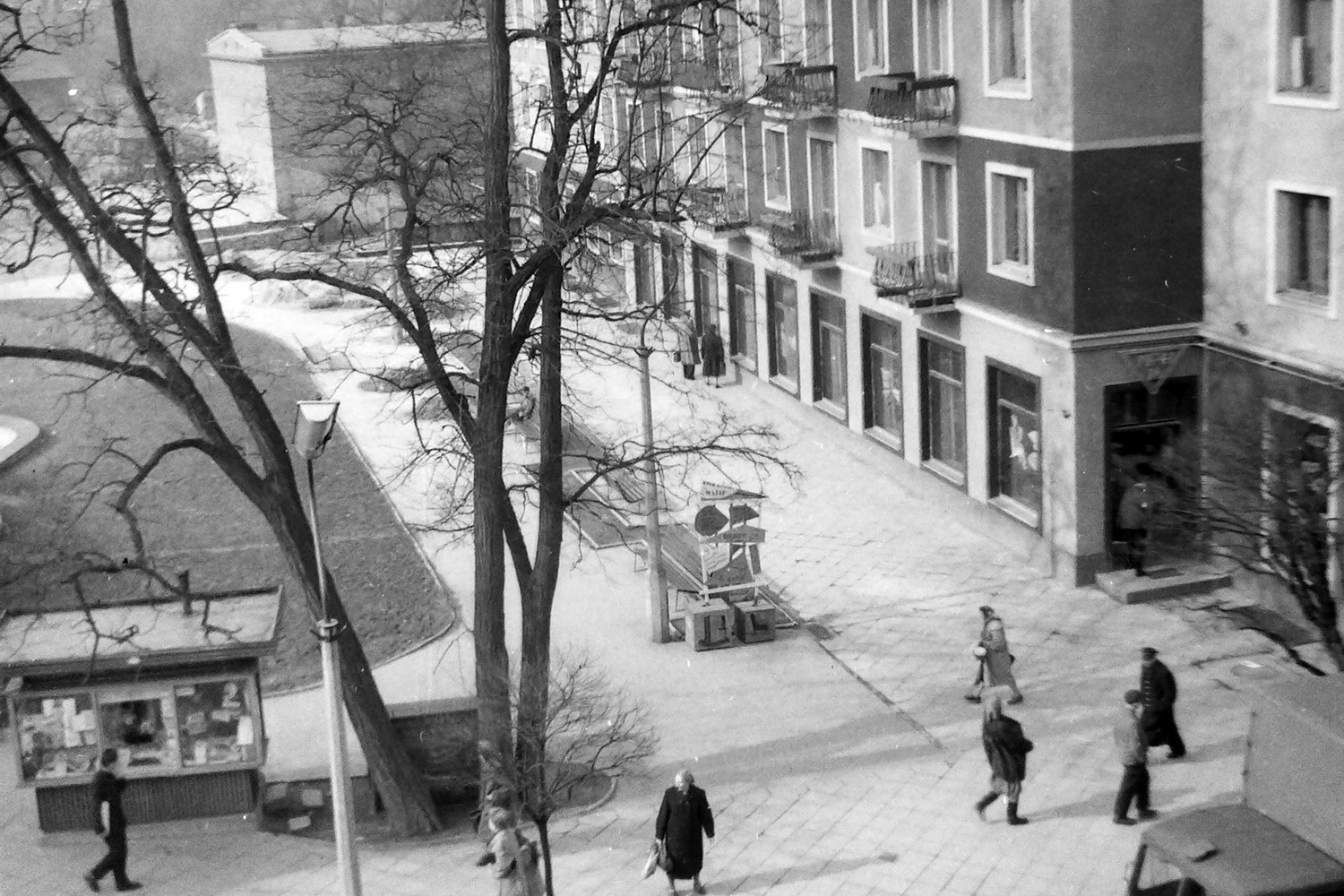 Kielce. Plac Artystów. Lata 1960-1965 / źródło: fotopolska.eu; fot. Andrzej Wyczałkowski Kielce. Plac Artystów. Lata 1960-1965 / źródło: fotopolska.eu; fot. Andrzej Wyczałkowski