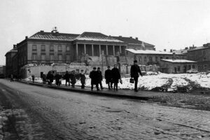 Historia kieleckich ulic. Place Artystów i Konstytucji 3 Maja - Radio Kielce Kielce. Plac Konstytucji 3 Maja. Lata 1971-1975 / źródło: fotopolska.eu