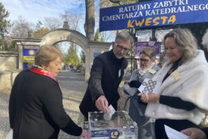 01.11.2025. Sandomierz. Cmentarz Katedralny. Wszystkich Świętych. Kwesta / Fot. Grażyna Szlęzak-Wójcik - Radio Kielce