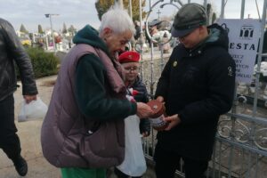 Z gorącymi sercami dla historii – kwesta na buskim cmentarzu - Radio Kielce 01.11.2025. Busko-Zdrój. Wszystkich Świętych. Kwesta / Fot. Marta Gajda-Kruk - Radio Kielce