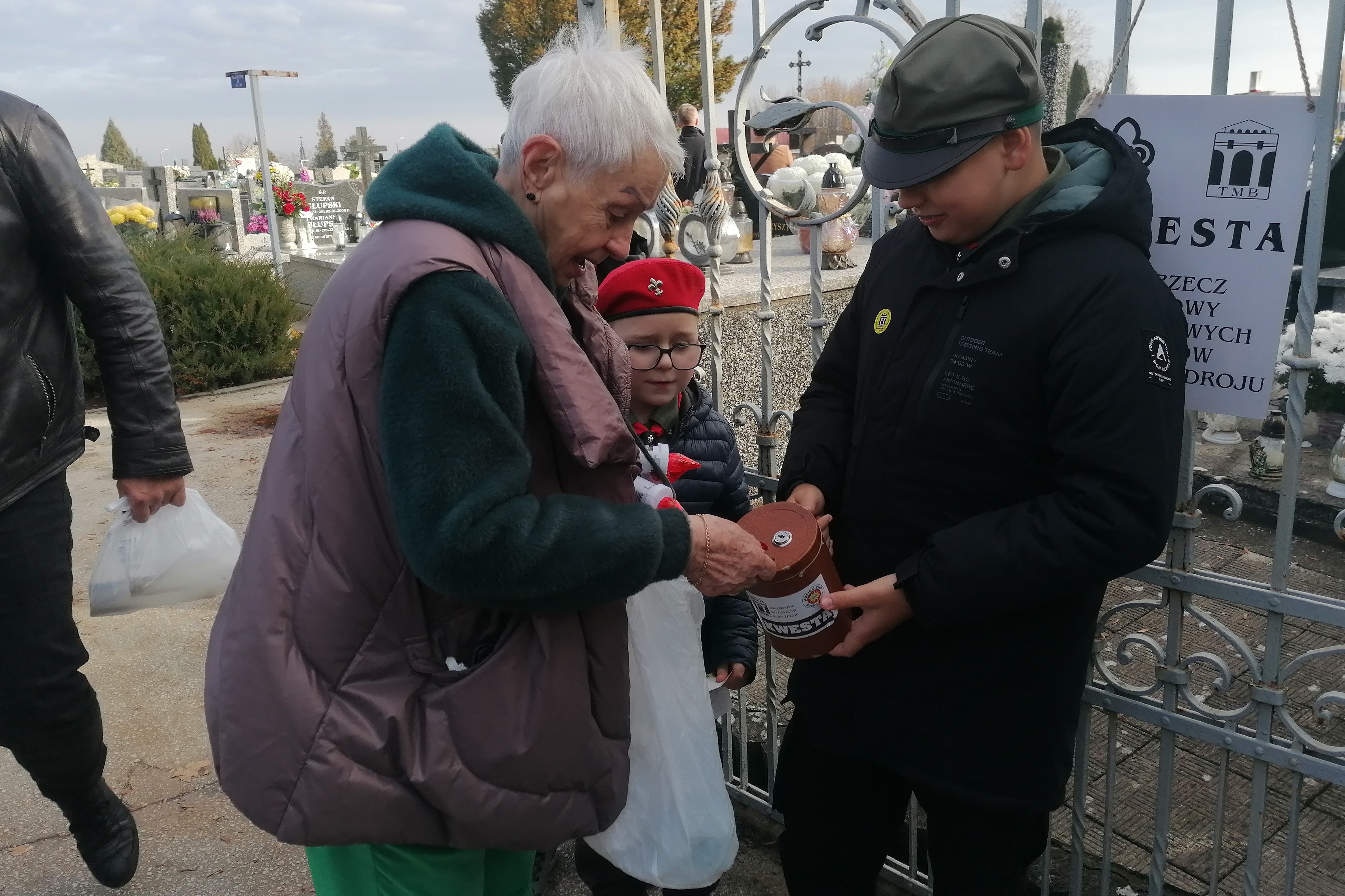 Z gorącymi sercami dla historii – kwesta na buskim cmentarzu