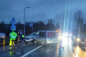 Czołowe zderzenie w Ćmińsku - Radio Kielce 17.11.2025. Ćmińsk. Wypadek / Fot. policja