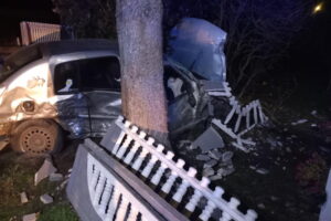 Wypadek w Guminicach. Trzy osoby w szpitalu - Radio Kielce Wypadek w Guminicach. Trzy osoby w szpitalu - Radio Kielce