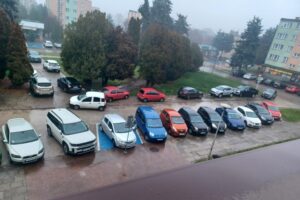 Sporny parking dzieli mieszkańców - Radio Kielce 17.11.2025. Kazimierza Wielka. Parking / Fot. Marta Gajda-Kruk - Radio Kielce