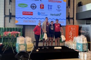 Studenci Politechniki Świętokrzyskiej nieźle „wiosłowali” - Radio Kielce Warszawa. Zawody „Złote Wiosła ” w ergometrze wioślarskim / Fot. Marek Kalwat - Politechnika Świętokrzyska