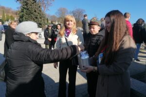 Wolontariusze zachęcają do wsparcia renowacji historycznych grobów - Radio Kielce 01.11.2025. Pińczów. Wszystkich Świętych. Kwesta / Fot. Marta Gajda-Kruk - Radio Kielce