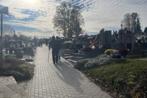 Dbanie o stare groby, to nasz obowiązek - Radio Kielce 01.11.2025. Opatów. Wszystkich Świętych. Kwesta / Fot. Grażyna Szlęzak-Wójcik - Radio Kielce