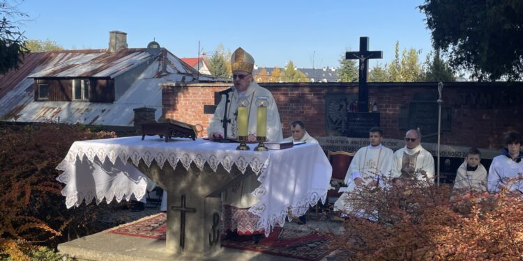 01.11.2025. Sandomierz. Msza / Fot. Grażyna Szlęzak-Wójcik - Radio Kielce