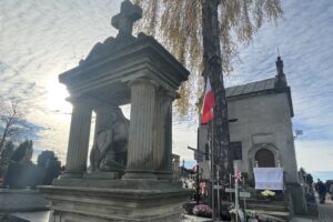 Dbanie o stare groby, to nasz obowiązek - Radio Kielce 01.11.2025. Opatów. Wszystkich Świętych. Kwesta / Fot. Grażyna Szlęzak-Wójcik - Radio Kielce