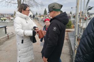 Z gorącymi sercami dla historii – kwesta na buskim cmentarzu - Radio Kielce 01.11.2025. Busko-Zdrój. Wszystkich Świętych. Kwesta / Fot. Marta Gajda-Kruk - Radio Kielce