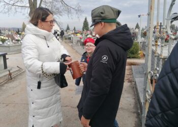 Z gorącymi sercami dla historii – kwesta na buskim cmentarzu - Radio Kielce 01.11.2025. Busko-Zdrój. Wszystkich Świętych. Kwesta / Fot. Marta Gajda-Kruk - Radio Kielce