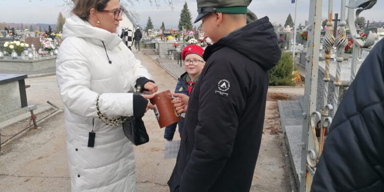 Z gorącymi sercami dla historii – kwesta na buskim cmentarzu - Radio Kielce 01.11.2025. Busko-Zdrój. Wszystkich Świętych. Kwesta / Fot. Marta Gajda-Kruk - Radio Kielce