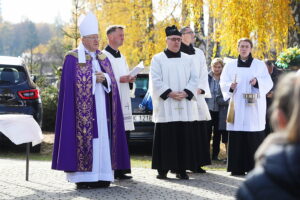 01.11.2025. Kielce. Cmentarz Piaski. Wszystkich Świętych. Msza Święta / Fot. Wiktor Taszłow - Radio Kielce