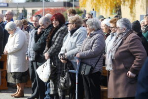 01.11.2025. Kielce. Cmentarz Piaski. Wszystkich Świętych. Msza Święta / Fot. Wiktor Taszłow - Radio Kielce