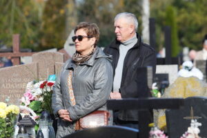 01.11.2025. Kielce. Cmentarz Piaski. Wszystkich Świętych. Msza Święta / Fot. Wiktor Taszłow - Radio Kielce