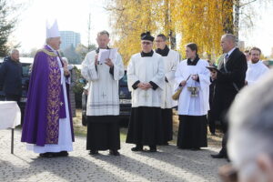 01.11.2025. Kielce. Cmentarz Piaski. Wszystkich Świętych. Msza Święta / Fot. Wiktor Taszłow - Radio Kielce