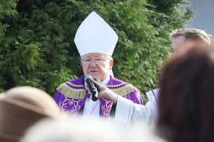 01.11.2025. Kielce. Cmentarz Piaski. Wszystkich Świętych. Msza Święta / Fot. Wiktor Taszłow - Radio Kielce