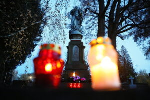 01.11.2025. Kielce. Cmentarz Stary nocą / Fot. Wiktor Taszłow - Radio Kielce