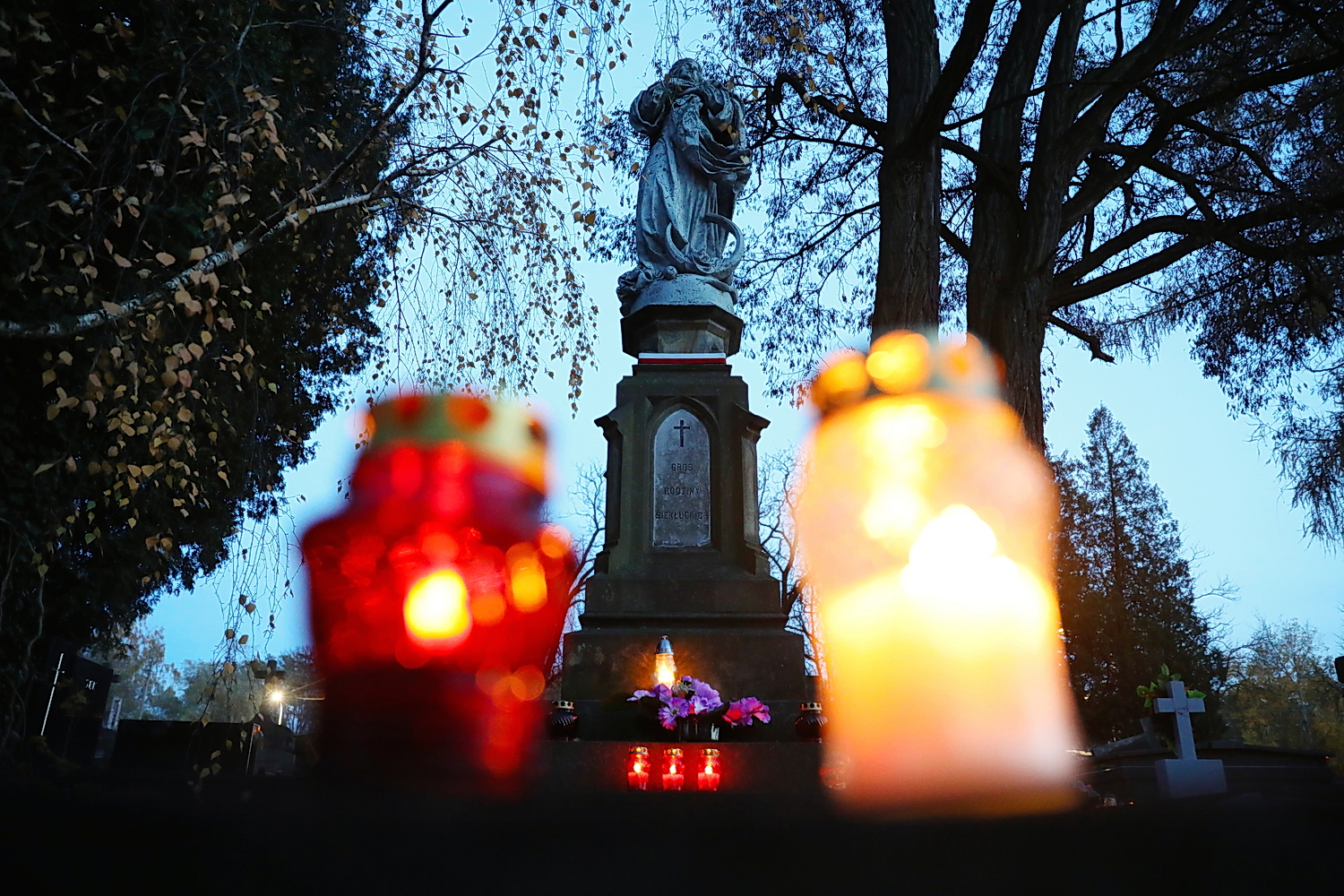 Kielce. Cmentarz Stary nocą