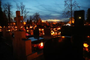 01.11.2025. Kielce. Cmentarz Stary nocą / Fot. Wiktor Taszłow - Radio Kielce