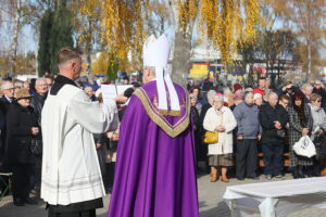 01.11.2025. Kielce. Cmentarz Piaski. Wszystkich Świętych. Msza Święta / Fot. Wiktor Taszłow - Radio Kielce