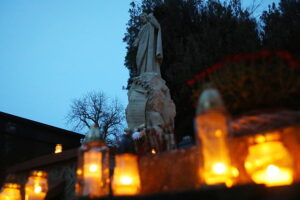 01.11.2025. Kielce. Cmentarz Stary nocą / Fot. Wiktor Taszłow - Radio Kielce