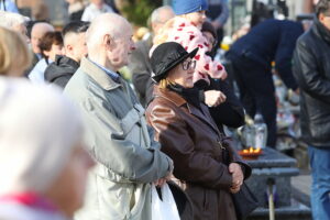 01.11.2025. Kielce. Cmentarz Piaski. Wszystkich Świętych. Msza Święta / Fot. Wiktor Taszłow - Radio Kielce