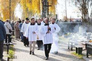 01.11.2025. Kielce. Cmentarz Piaski. Wszystkich Świętych. Msza Święta / Fot. Wiktor Taszłow - Radio Kielce
