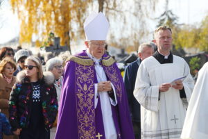 01.11.2025. Kielce. Cmentarz Piaski. Wszystkich Świętych. Msza Święta / Fot. Wiktor Taszłow - Radio Kielce