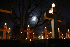 01.11.2025. Kielce. Cmentarz Stary nocą / Fot. Wiktor Taszłow - Radio Kielce