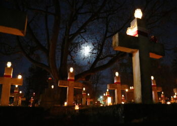 01.11.2025. Kielce. Cmentarz Stary nocą / Fot. Wiktor Taszłow - Radio Kielce