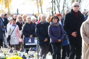 01.11.2025. Kielce. Cmentarz Piaski. Wszystkich Świętych. Msza Święta / Fot. Wiktor Taszłow - Radio Kielce