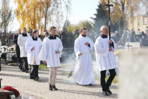 01.11.2025. Kielce. Cmentarz Piaski. Wszystkich Świętych. Msza Święta / Fot. Wiktor Taszłow - Radio Kielce