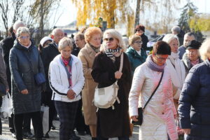 01.11.2025. Kielce. Cmentarz Piaski. Wszystkich Świętych. Msza Święta / Fot. Wiktor Taszłow - Radio Kielce