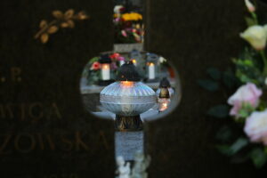 01.11.2025. Kielce. Cmentarz Stary nocą / Fot. Wiktor Taszłow - Radio Kielce