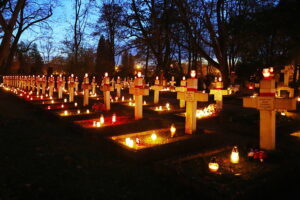 01.11.2025. Kielce. Cmentarz Stary nocą / Fot. Wiktor Taszłow - Radio Kielce