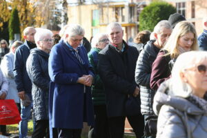 01.11.2025. Kielce. Cmentarz Piaski. Wszystkich Świętych. Msza Święta / Fot. Wiktor Taszłow - Radio Kielce