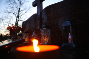 01.11.2025. Kielce. Cmentarz Stary nocą / Fot. Wiktor Taszłow - Radio Kielce