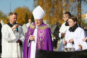 01.11.2025. Kielce. Cmentarz Piaski. Wszystkich Świętych. Msza Święta / Fot. Wiktor Taszłow - Radio Kielce