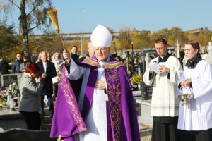 01.11.2025. Kielce. Cmentarz Piaski. Wszystkich Świętych. Msza Święta / Fot. Wiktor Taszłow - Radio Kielce