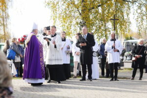 01.11.2025. Kielce. Cmentarz Piaski. Wszystkich Świętych. Msza Święta / Fot. Wiktor Taszłow - Radio Kielce