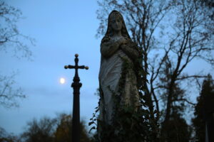 01.11.2025. Kielce. Cmentarz Stary nocą / Fot. Wiktor Taszłow - Radio Kielce