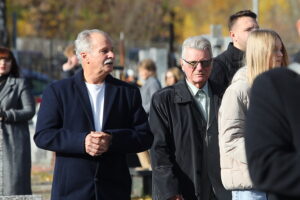 01.11.2025. Kielce. Cmentarz Piaski. Wszystkich Świętych. Msza Święta / Fot. Wiktor Taszłow - Radio Kielce