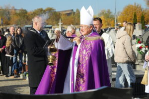 01.11.2025. Kielce. Cmentarz Piaski. Wszystkich Świętych. Msza Święta / Fot. Wiktor Taszłow - Radio Kielce