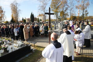 01.11.2025. Kielce. Cmentarz Piaski. Wszystkich Świętych. Msza Święta / Fot. Wiktor Taszłow - Radio Kielce